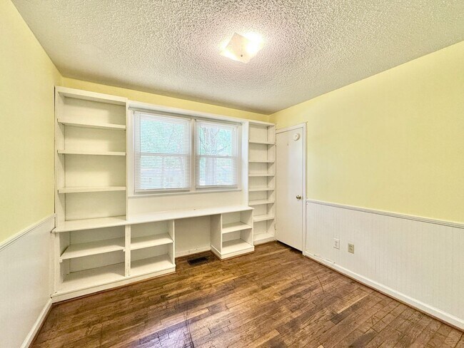 Building Photo - 505 Crestwood Dr