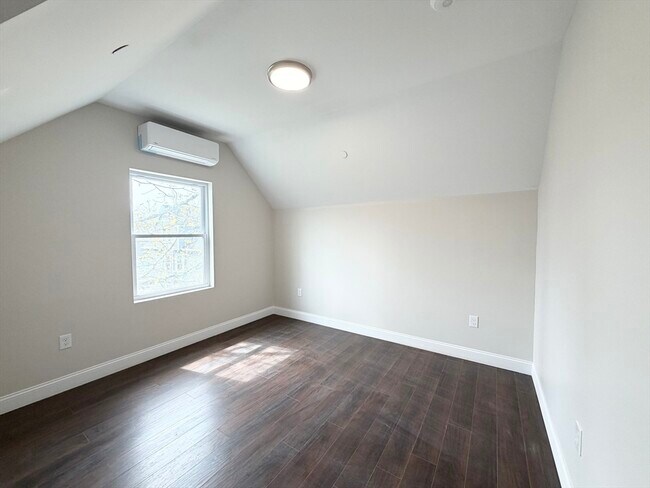 Building Photo - 3 1/2 Buffum St