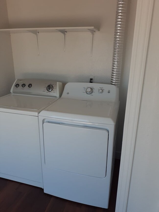 Building Photo - Spacious 4 Bed/2 Bath With Den  Updated Dec 2023.
