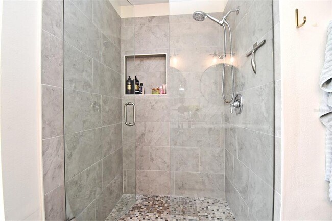 Building Photo - 302 Shadydale Ct