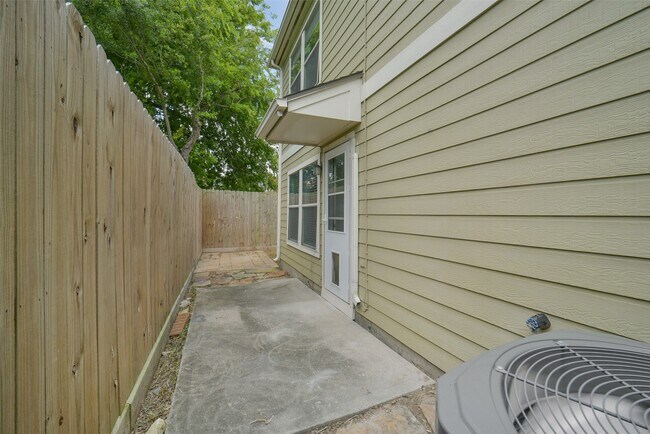 Building Photo - 750 Redwing Park Dr