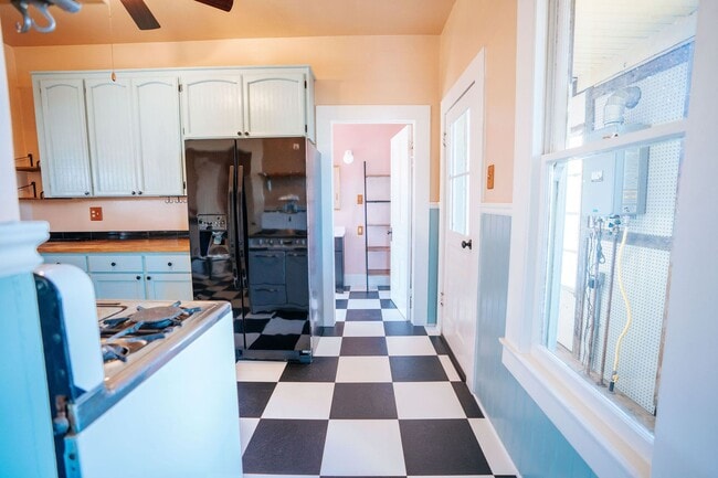 Building Photo - Charming 3-Bedroom Victorian Home in the H...