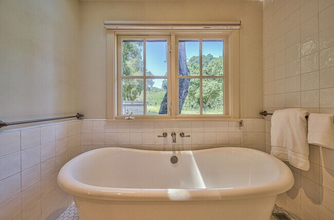 Building Photo - Luxury Living in Corral de Tierra!