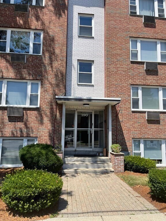Building Photo - 190 Mt Auburn St