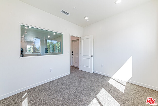 Building Photo - 5912 Satsuma Ave
