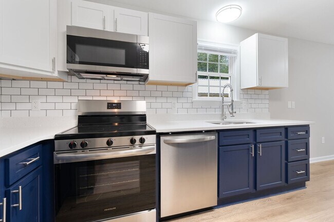 Building Photo - Freshly Updated 3 Bed, 2 Bath Home in Prim...