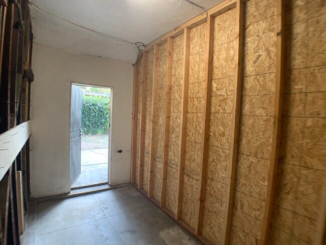 Storage - 1312 S Victoria Ave