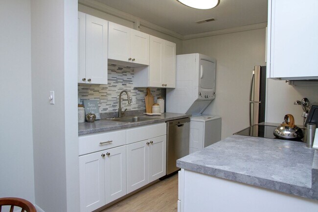 Building Photo - One Bedroom Signature Style Apartment Walk-In Level