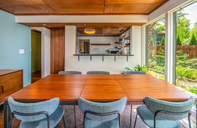 Building Photo - Beautiful Single Family Home w Massive Yard for Rent
