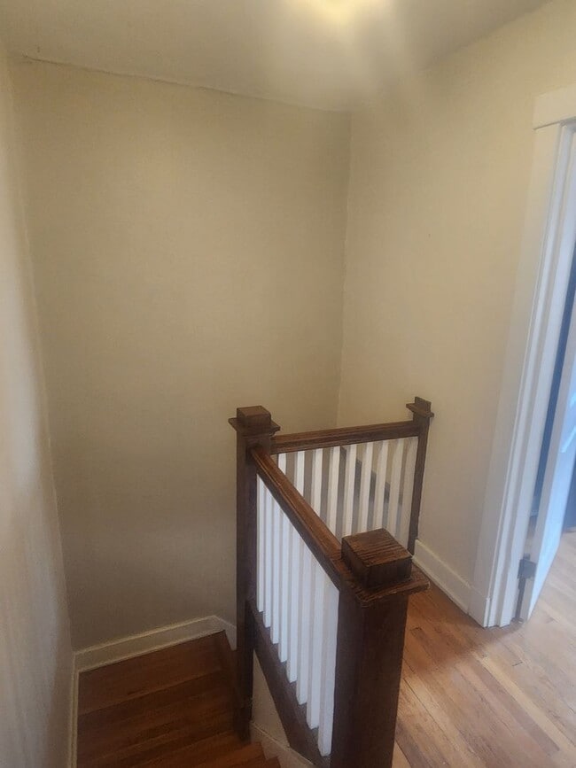 Building Photo - 2 Bedroom 1 bath updated Row Home
