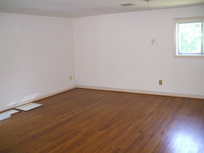 Building Photo - West End Regency Area