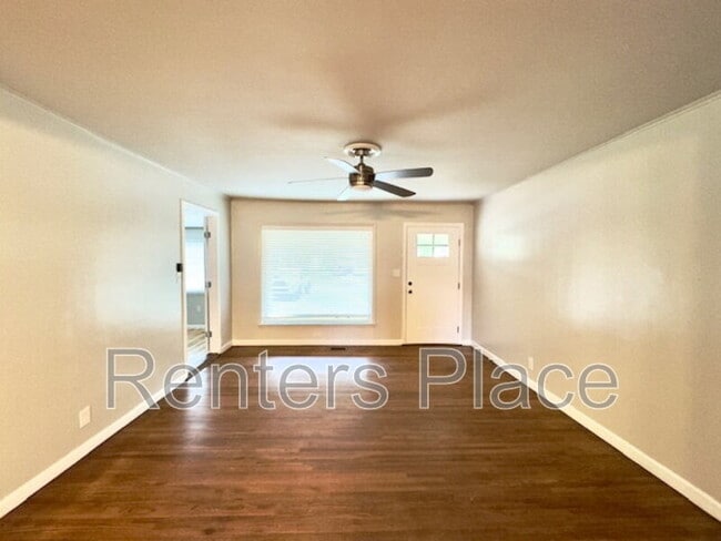 Building Photo - 208 E 45th Pl