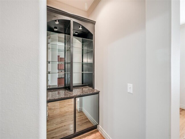 Building Photo - 315 Sandman St