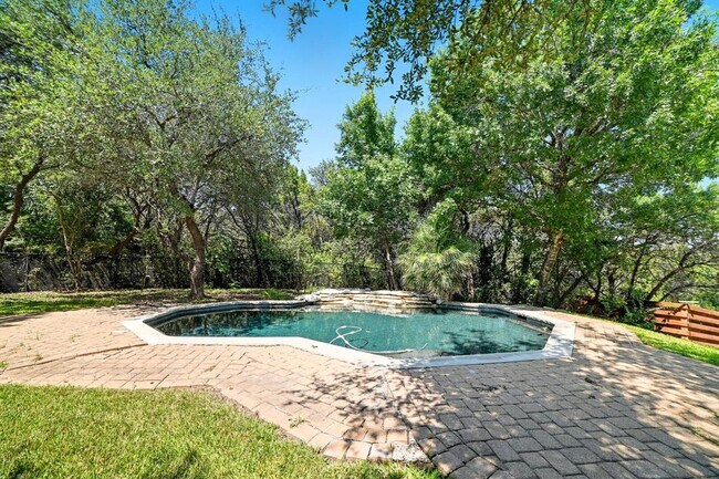 Building Photo - 500 Konstanty Cir