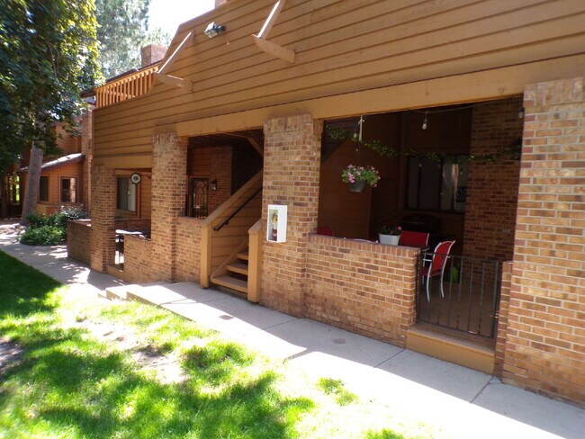 Building Photo - Wind Stream Condos - 3 Bedroom - 2 bathroo...