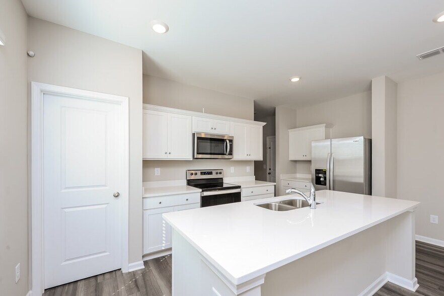 Building Photo - 198 Pond Ct