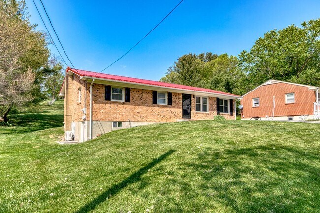 Building Photo - 690 North Dr