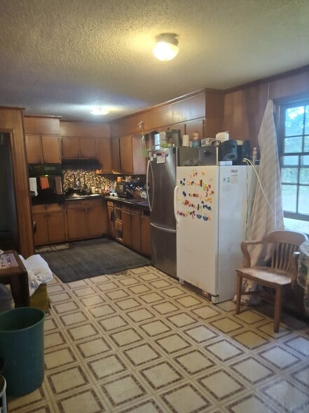 Kitchen - 2471 Belleville Rd