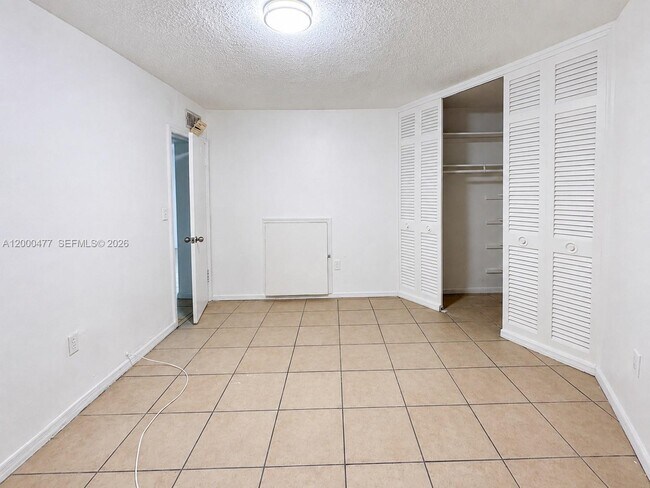 Building Photo - 1601 NE Miami Gardens Dr