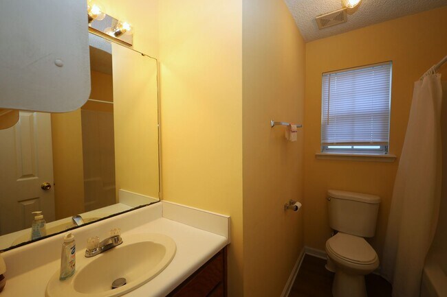 Building Photo - 1727 Largo Cir