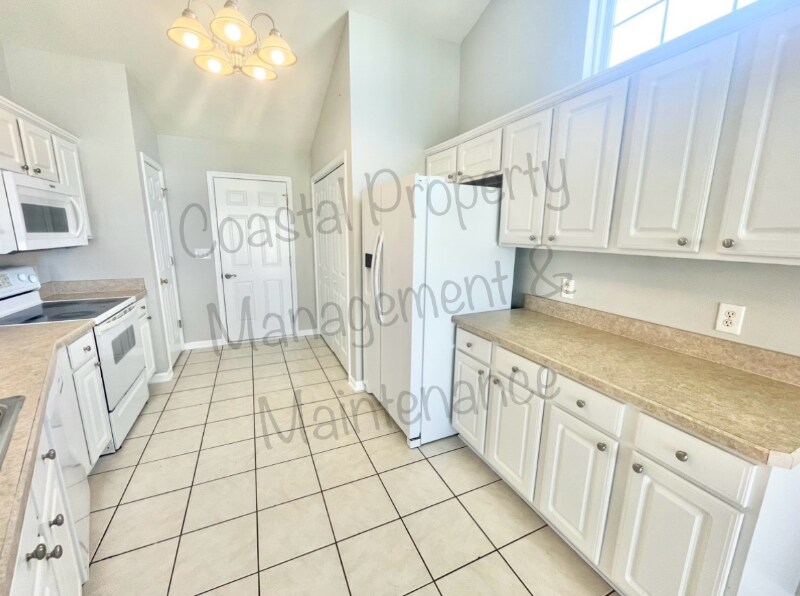 Building Photo - 1156 Great Lakes Cir