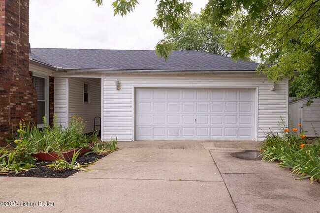 Building Photo - 2901 Creekside Dr