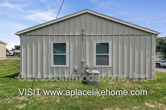 Building Photo - 3310 Iroquois Ln