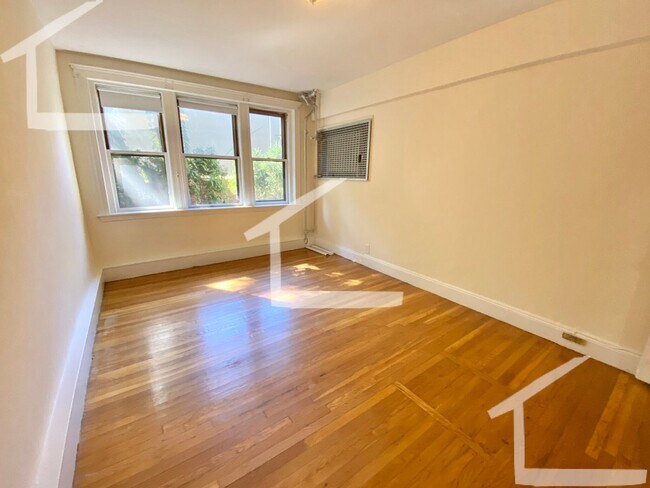 Building Photo - Large 2 Bed Available NOW!!!