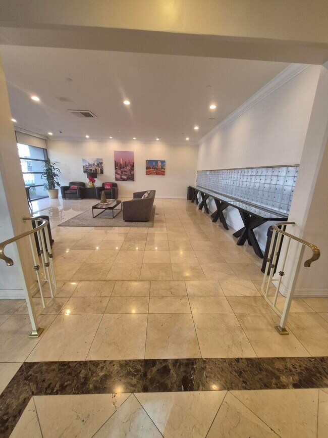 Building Photo - 600 W 9th St