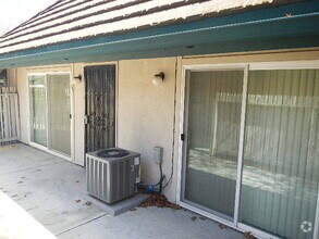 Building Photo - 2 bedroom, 1 bath, Roundtree Court in the ...