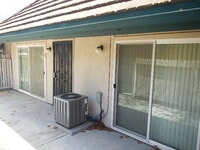 Building Photo - 2 bedroom, 1 bath, Roundtree Court in the ...