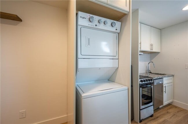 Building Photo - 1170 Greenwich St SW