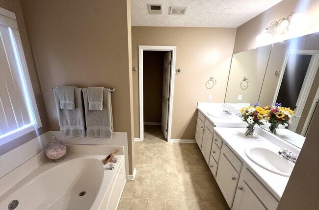 Building Photo - 2209 Swan Lake Ct