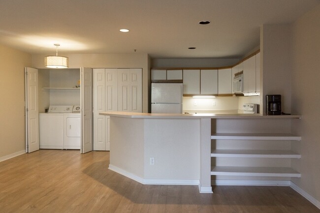 Building Photo - Immaculate 2 Bedroom, 2 Bath Top Floor Con...