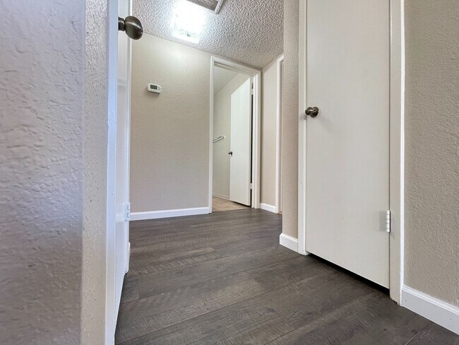 Building Photo - Summerlin Charming retro 2-bedroom home