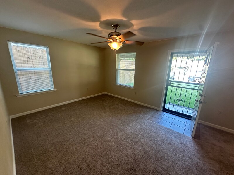 Building Photo - 1045 E Rossiland Cir