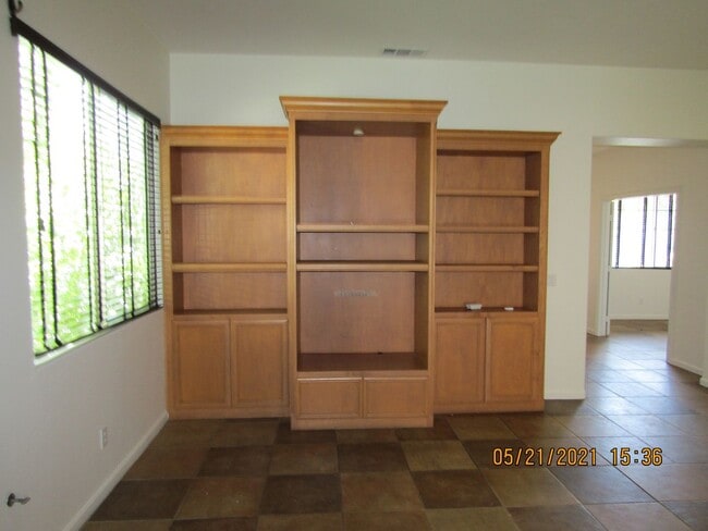 Building Photo - Centrally Located Single Story Home in Traditions