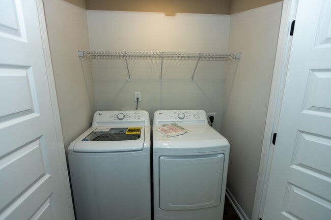 Building Photo - 324 Sweet Vernal St