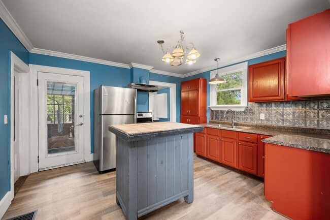 Building Photo - Centrally Located Home With Unbelievable C...