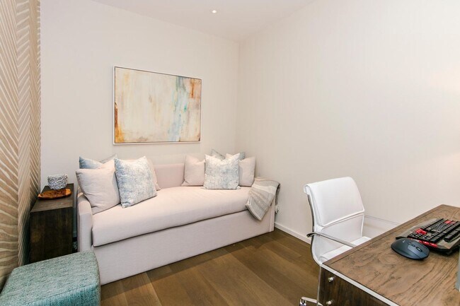 Building Photo - Park Lane Garden Suite