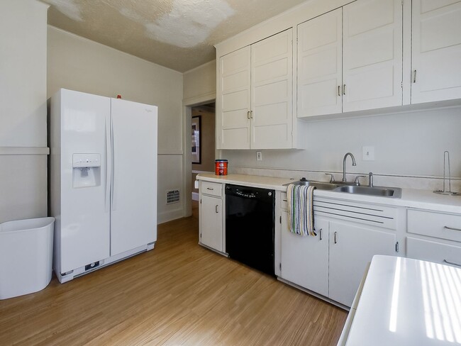 Building Photo - Welcome to this charming 2 bedroom, 1 bath...