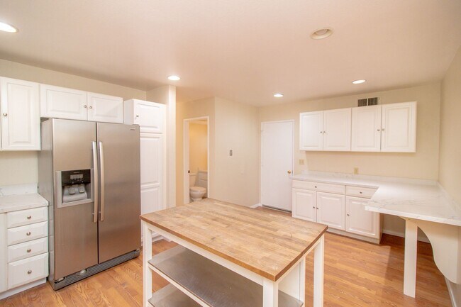 Building Photo - 932 Oak Glen Ln