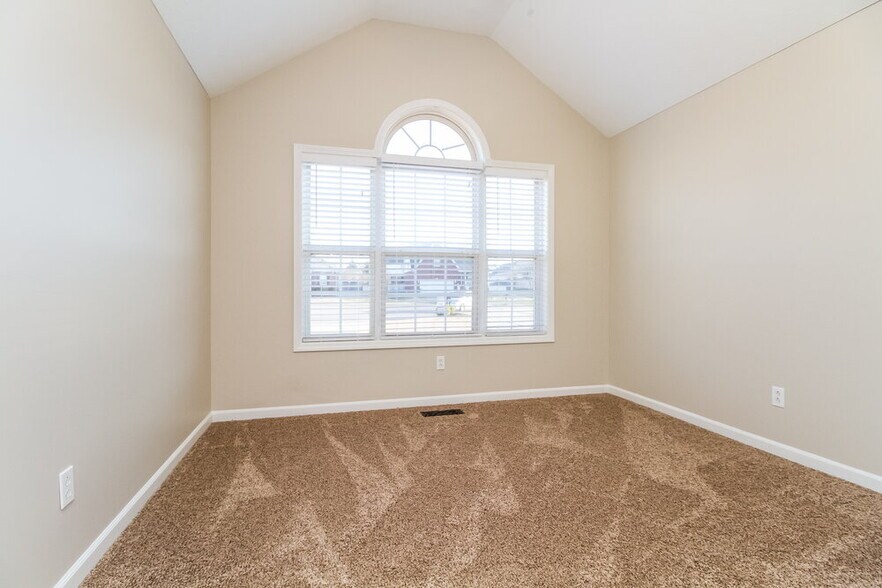 Building Photo - 304 Acorn Ct