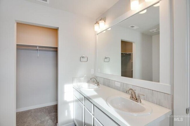 Building Photo - 5820 W Striker Ln