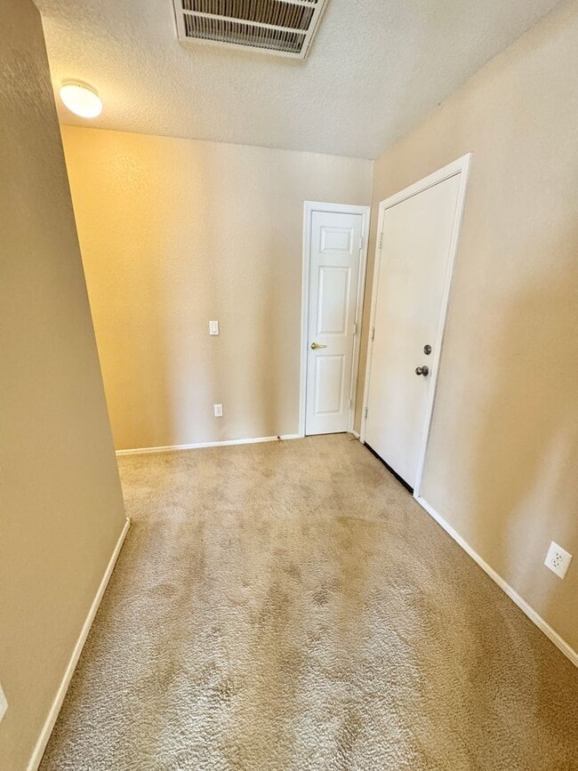 Building Photo - 3232 W Cavedale Dr