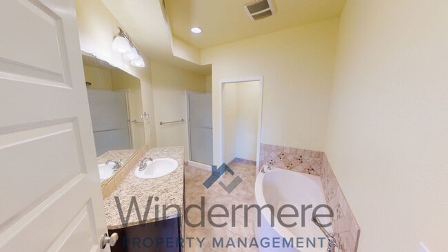 Building Photo - 808 NE Bunky Ln