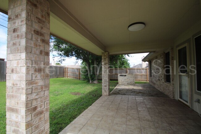 Building Photo - Move-In Ready Gem with Spacious Backyard