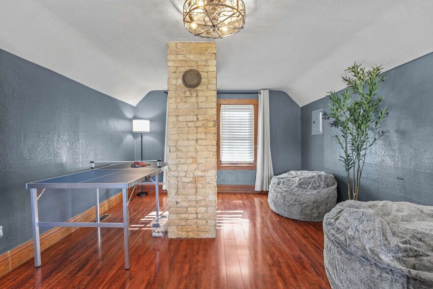 Building Photo - 924 Capital St