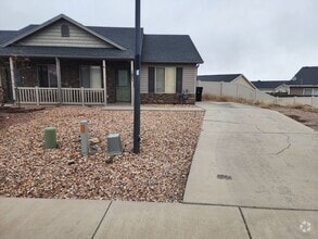 Building Photo - Charming Twinhome