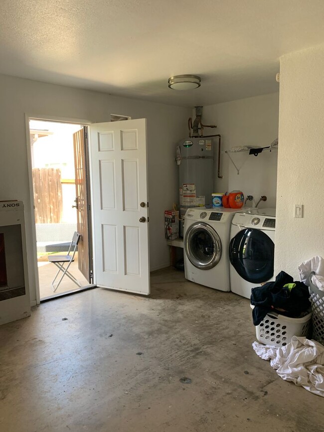 Building Photo - Upstairs 2 bed/1bath with private garage i...